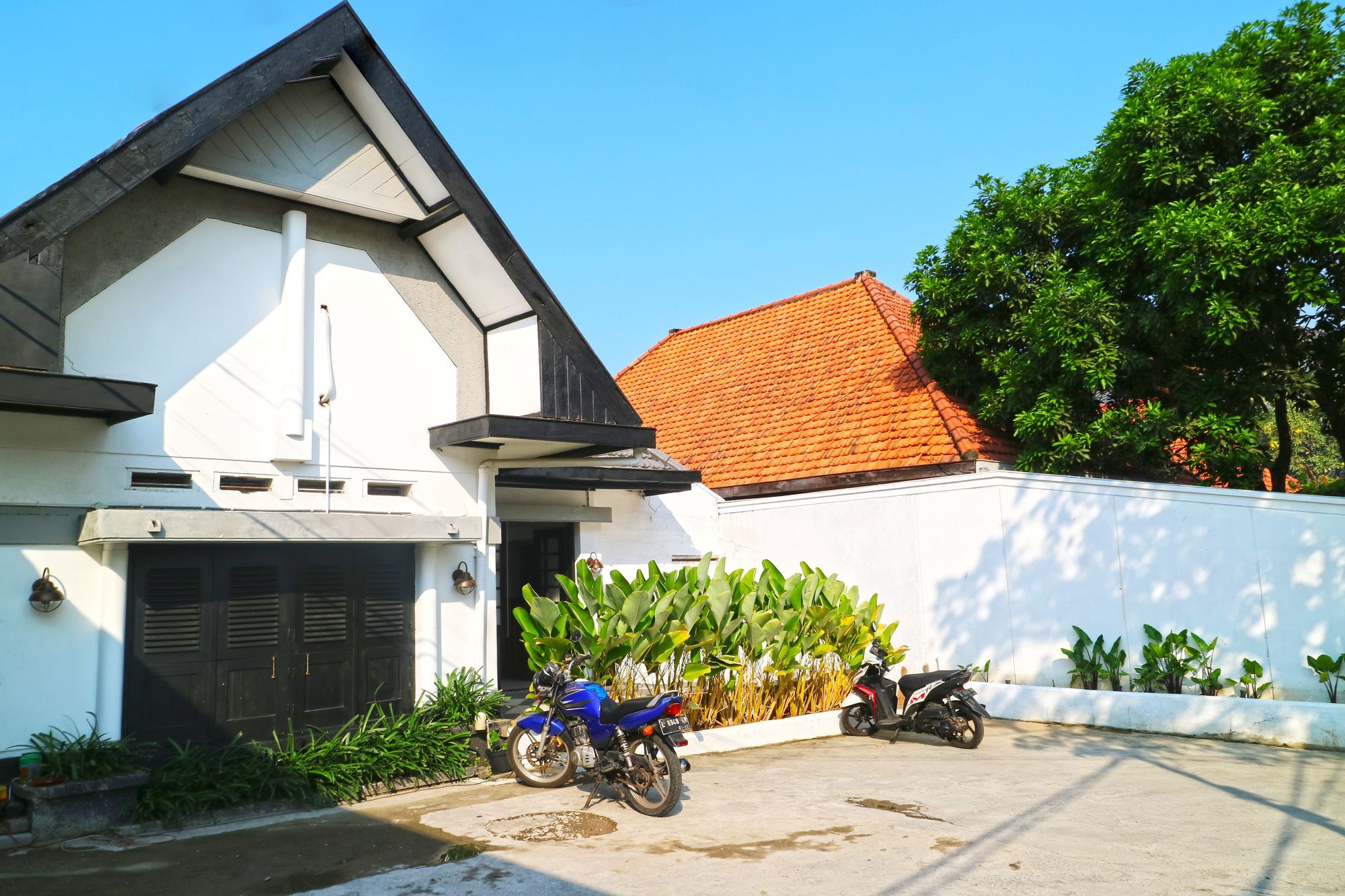 Askhara Guesthouse สุราบายา ภายนอก รูปภาพ